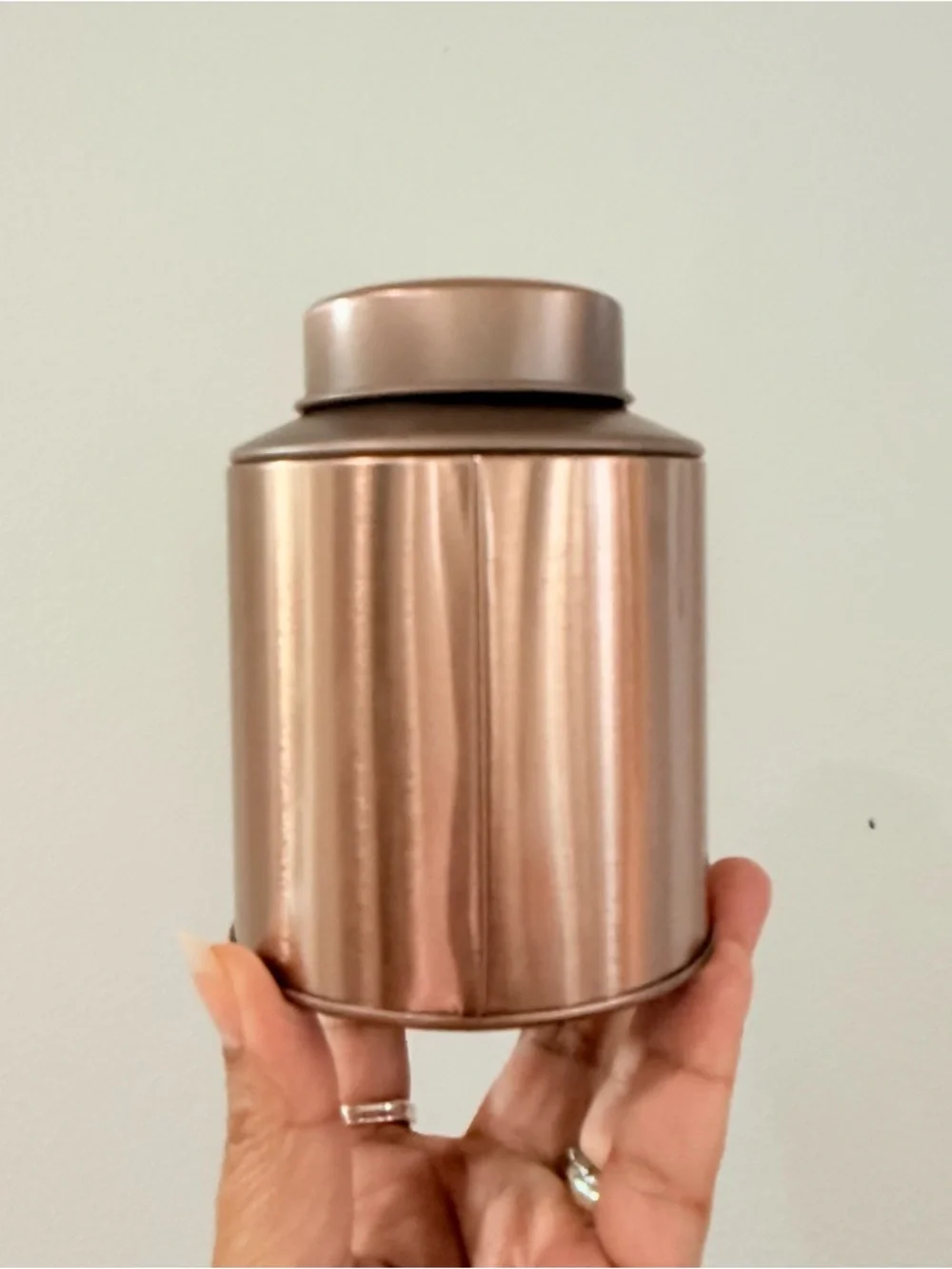 La Jolie Muse WOODY LEATHER Rose Gold Scented Candle in Tin with lid 13 oz